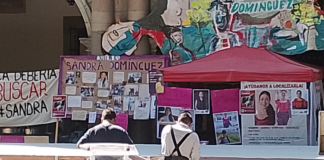 Protestan familiares de Sandra Domínguez durante transmisión del informe de gobierno