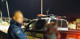 Rescata Policía Municipal a mujer que intentaba lanzarse del puente de Cinco Señores