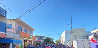 Marchan trabajadores de salud para exigir sus pagos