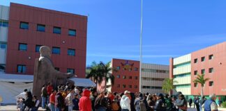 Protestan trabajadores afectados en Ciudad Administrativa