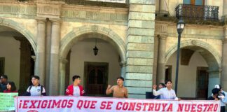 Con cadena humana en Palacio de Gobierno, FNERRR denuncian desalojo