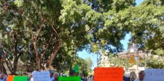 Por segundo día ex-trabajadores de Novopan protestan en palacio de Gobierno