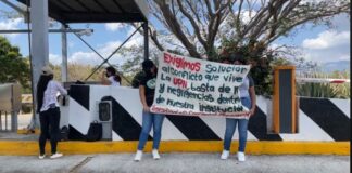 Estudiantes normalistas bloquean caseta de cobro de autopista Tehuantepec- Mitla