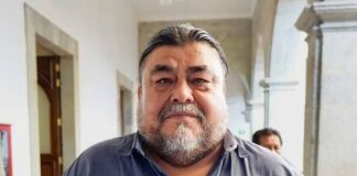Recibe secretario Flavio Sosa atención médica en Ciudad de México