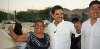 Entrega Ray Chagoya tinacos a familias de Santa Rosa Panzacola