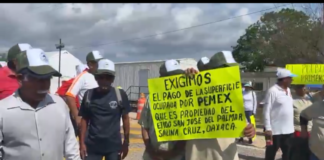 Con bloqueo en la carretera federal 200, ejidatarios de la costa exigen pagos