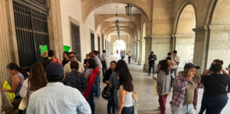 Protestan ex burócratas en palacio de Gobierno