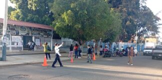 Alumnos regresan a clases tras semanas de paro