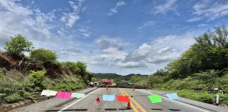 Pobladores reinstalan bloqueo en la súper carretera Salina Cruz-La Ventosa