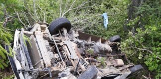 Muere mujer en volcadura de camión en la carretera 190; hay varios lesionados