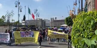 Ex burócratas marchan en la CdMx en repudio a Salomón Jara