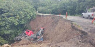Vuelca tráiler en la Tlaxiaco–Putla; alertan riesgo por daños en la vía
