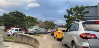 Bloquean trabajadores del ISSSTE en Oaxaca por entrega irregular de plazas