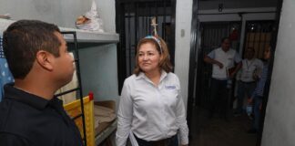 Defensora de Derechos Humanos cambia la oficina por los pasillos de un penal