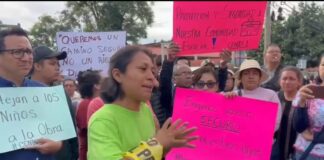 Padres de CENDI bloquean boulevard en Oaxaca; exigen seguridad para alumnos