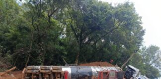 Concluyen labores de rescate tractocamión y tanque pipa con asfalto en barranca de Putla