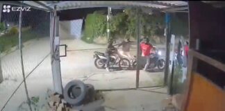 Cámaras captan robo de motocicleta en Plaza Bella