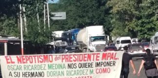 Presidente municipal de Santiago Astata rechaza acusaciones de nepotismo; pobladores mantienen bloqueo