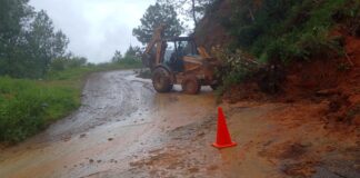 Atienden derrumbes en la carretera 175; paso parcial entre San Mateo Río Hondo y Puerto Ángel