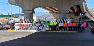 Protestan estudiantes de la FNERRR en el distribuidor Cinco Señores