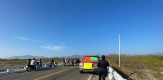 Reinstalan bloqueo en la Costera 200; cierran paso hacia Huatulco