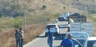 Bloquean productores de ajonjolí la carretera Salina Cruz–Huatulco por falta de apoyos