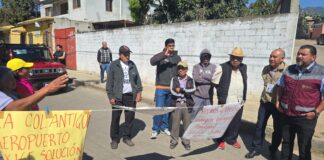 Vecinos reclaman invasión de banqueta en colonia Volcanes