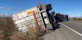 Vuelca tráiler por rachas de viento en la Salina Cruz–La Ventosa