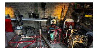 Fiscalía recupera maquinaria robada y asegura armamento con cargadores de alta capacidad durante cateo; hay un detenido