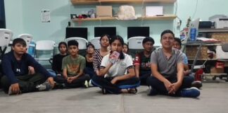 Dona Marco Hernández uniformes a equipo de robótica de la Secundaria 274