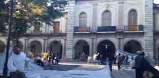 Instalan plantón maestros de Secundarias Técnicas