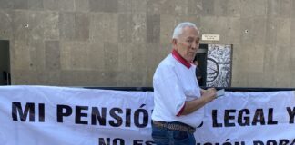 Irrumpen jubilados en San Lázaro contra recorte a pensiones