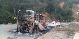Se incendia autobús de pasajeros en la Barranca Larga–Ventanilla; evacúan a ocupantes sin heridos