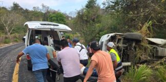 Accidente de Urvan genera movilización en la costa oaxaqueña