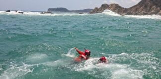 Rescata Marina a turista arrastrado por mar de fondo en Huatulco