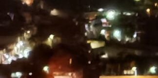 Cae rayo e incendia árbol en colonia de Mexicapam