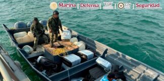 EN AGUAS DEL OCÉANO PACÍFICO, FRENTE A COSTAS DE CHIAPAS, AUTORIDADES FEDERALES DETIENEN A SEIS PERSONAS Y ASEGURAN CERCA DE UNA TONELADA DE PRESUNTA COCAÍNA