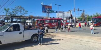 Padres de familia bloquean Hacienda Blanca; demandan intervención de autoridades educativas