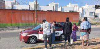 Muere taxista al interior de su unidad en la zona oriente de la capital