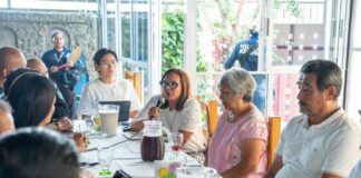 En territorio, Ray Chagoya atiende a vecinos y vecinas del barrio de Xochimilco