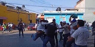 Golpes entre burócratas marcan el Día del Trabajo en Oaxaca