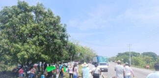 Con bloqueo carretero, padres de familia exigen salida de seis maestros en escuela de Matías Romero; acusan presuntos abusos y advierten bloqueo