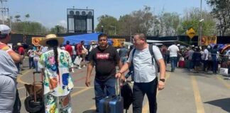 Sección 22 endurece protestas; bloquea acceso al aeropuerto y planta de Pemex