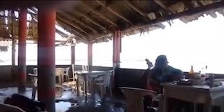 Oleaje por mar de fondo derriba barda de restaurante en Salina Cruz